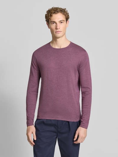 Männermodel trägt Strickpullover aus Baumwolle mit Rundhalsausschnitt von Christian Berg Men in Slim Fit, dezentes Lila, Ganzkörperansicht von vorne.