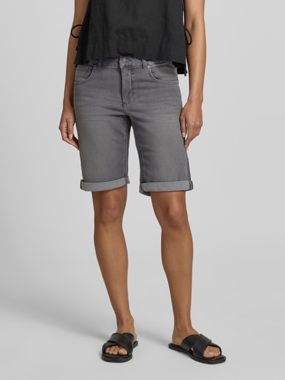 Frauenmodel trägt Jeansshorts mit Eingrifftaschen von Angels, grauer Baumwoll-Elasthan-Mix, Regular Fit, Umschlag, Ganzkörperansicht von vorne.