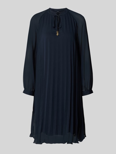 Produktfoto, dunkelblaues A-Linien Businesskleid in Plissee-Optik Modell 'Daphne' von JOOP! mit feiner, fließender Stoffstruktur. Damen Businesskleid von JOOP!