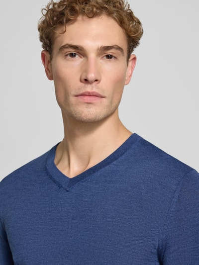 Männermodel trägt Strickpullover aus Woll-Mix mit V-Ausschnitt von Christian Berg Men, Regular Fit, feine blaue Struktur, Nahaufnahme Oberkörper.
