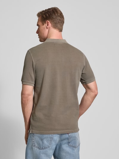 Männermodel trägt Regular Fit Poloshirt aus reiner Baumwolle von Marc O'Polo, Optik: Unifarben, Piqué, Kurzarm, Ganzkörperansicht Rückansicht.