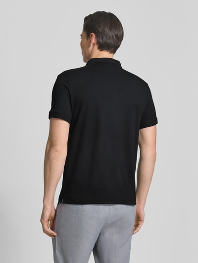 Männermodel trägt Regular Fit Poloshirt mit Knopfleiste Modell 'Carlosjuan' von JOOP! Collection, Rückenansicht, Baumwoll-Mix, Schwarz. Ganzkörperansicht Rückansicht