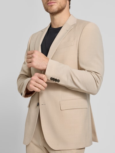 Männermodel trägt Regular Fit Anzugsakko aus Schurwoll-Mix Modell 'JASPER' von BOSS, efekt: wzór na całej powierzchni, kołnierz z połami, zapięcie na 2 guziki, długi rękaw, nachodzące na siebie guziki, wykończenie: podwójny rozporek, brustasza, kieszenie z patką, materiał: mieszanka żywej wełny, jasnobeżowy kolor, tekstura gładka, Ganzkörperansicht von vorne