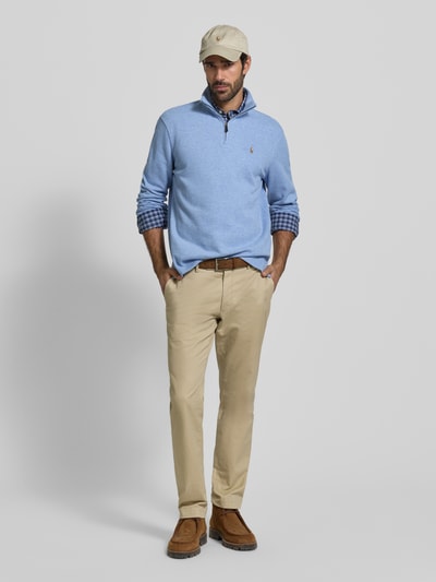 Männermodel trägt Regular Fit Troyer aus reiner Baumwolle von Polo Ralph Lauren in Hellblau mit Troyer-Kragen, kurzem Reißverschluss, Label-Stitching, Rückenlänge 71 cm, Ärmellänge 65 cm, Ganzkörperansicht von vorne.