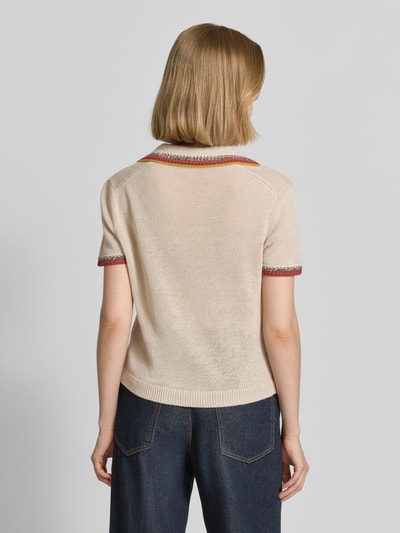 Frauenmodel trägt T-Shirt in Strick-Optik mit Kontrastkante von Stefanel, Flachs-Mix mit Baumwoll-Anteil, Straight Fit, Rückenlänge 49 cm, Ganzkörperansicht Rückansicht.