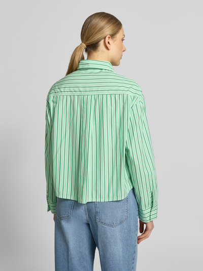 Vrouwenmodel draagt Loose Fit Langarmbluse aus reiner Baumwolle van s.Oliver RED LABEL, groen gestreept, popeline, asymmetrisch, achteraanzicht, Ganzkörperansicht Rückansicht.