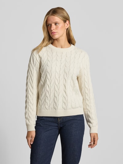 Frauenmodel trägt Strickpullover mit Zopfmuster Modell 'DARIELLA' von NOISY MAY®, cremefarbener Baumwoll-Mix, gerader Schnitt, Ganzkörperansicht von vorne.