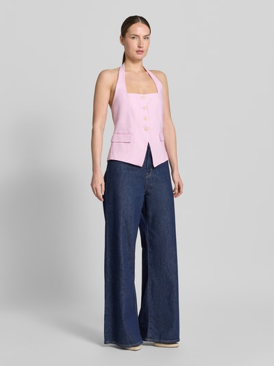 Frauenmodel trägt Weste aus Leinen mit Neckholder Modell 'BORELI' von Mango, rosa Farbton, Knopfleiste, Karree-Ausschnitt, Taillierter Schnitt, Ganzkörperansicht von vorne.