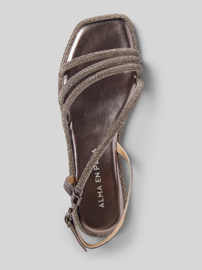 Produktfoto, Sandalette mit Ziersteinbesatz von ALMA EN PENA in Braun mit glatter Sohle, Dornschließe, Absatzhöhe 2 cm, Schaftweite 7 cm.