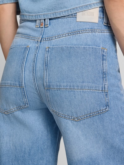 Männermodel trägt Barrel Fit Jeans mit nakładane kieszenie Model 'DERIVE' von DRYKORN, bawełna, jasnoniebieskie odcienie, detailaufnahme tylnej części. Szerokość w rozmiarze 27/34: 41 cm, długość wewnętrzna nogawki: 64 cm.