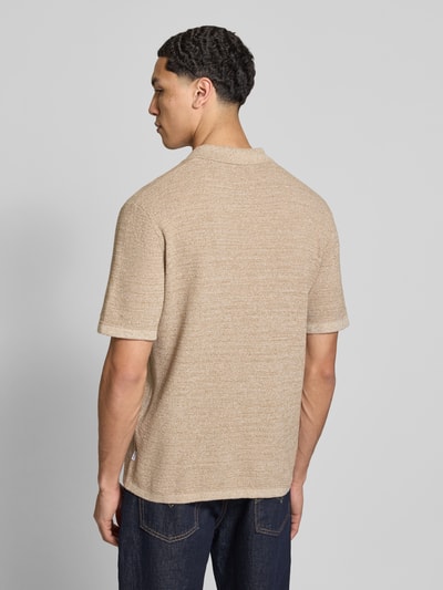 Mannenmodel draagt Regular Fit poloshirt met structuurpatroon model 'GEORGE' van Jack & Jones van katoenmix, ruglengte maat M 67 cm, rugaanzicht.