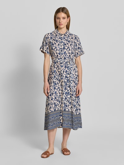 Frauenmodel trägt Hemdblusenkleid aus Viskose mit Bindegürtel Modell 'BlakeLL' von LOLLYS LAUNDRY, taillierter Schnitt, Midikleid, gemustert, Knopfleiste, Ärmel mit Aufschlag, Ganzkörperansicht von vorne.