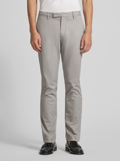 Męski model nosi Slim Fit Chino aus Baumwoll-Mix von Polo Ralph Lauren, efekt: jednolity kolor, krój slim fit, długość regular, 5 kieszeni, detal z logo, szlufki na pasek, zapięcie na guzik i ukryty zamek, mieszanka bawełny, Ganzkörperansicht von vorne