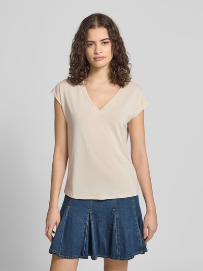 Frauenmodel trägt Loose Fit T-Shirt aus Modal-Mix Modell 'FREE' von Only, unifarben, V-Ausschnitt, kurzarm, Ganzkörperansicht von vorne.