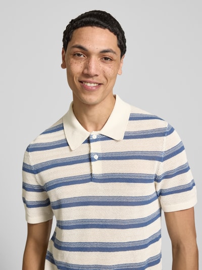 Männermodel trägt Regular Fit Poloshirt aus reiner Baumwolle von Pepe Jeans, Optik:Allover-Muster, Strick, Label-Patch, Nahaufnahme Oberkörper.