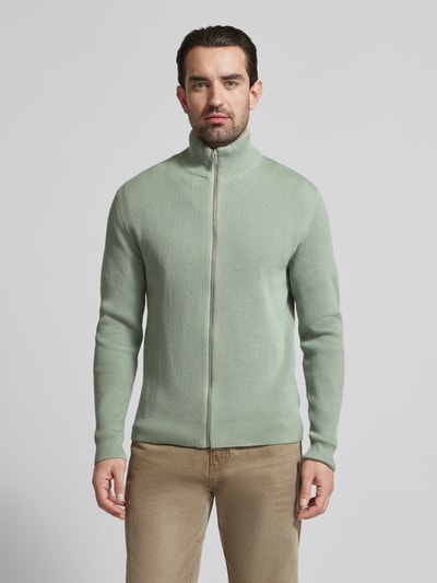 Männermodel trägt Cardigan mit Stehkragen und Reißverschluss von Lindbergh, Baumwoll-Mix, Regular-Fit, Ripp-Optik, Ganzkörperansicht von vorne.