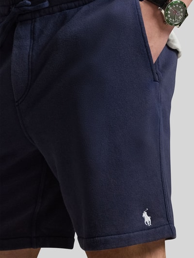 Männermodel trägt Regular Fit Sweatshorts aus Baumwoll-Mix von Polo Ralph Lauren, Optik: Unifarben, Logo-Stitching, Nahaufnahme Oberschenkel.