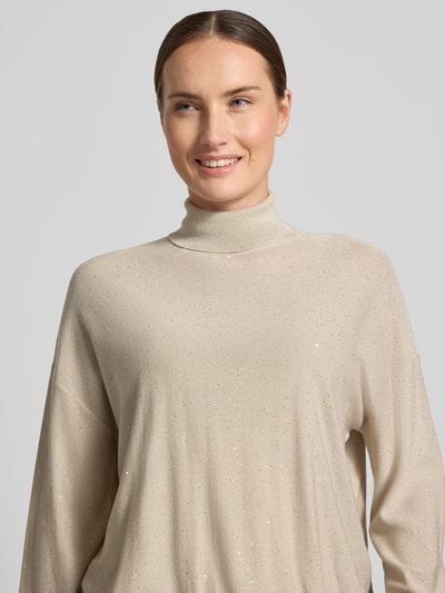 Kobiece model nosi sweter z golfem z mieszanki lyocellu Model 'GESTO' od Marella, błyszczący efekt, luźny krój, jasny beż, zbliżenie górnej części ciała.