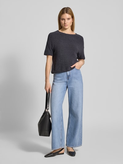 Frauenmodel trägt Boxy Fit Pullover aus Baumwoll-Mix-Frottee von Marc O'Polo, Optik: Unifarben, Ganzkörperansicht von vorne