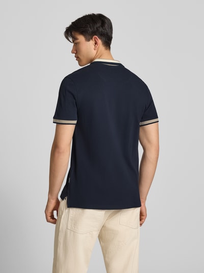 Męski model nosi Regular Fit Poloshirt mit Label-Stitching Modell 'EVO' od Blend, bawełna, krój regular fit, kolor granatowy, widok od tyłu, długość tyłu w rozmiarze M: 72 cm