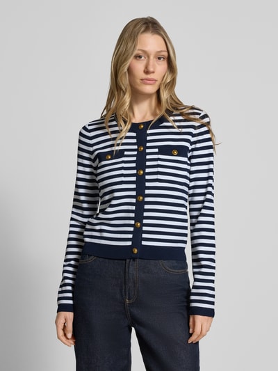 Frauenmodel trägt Strickjacke mit Rundhalsausschnitt und Knopfleiste von MICHAEL Michael Kors, gestreift in Blau-Weiß, Regular Fit, Viskose-Mix, Nahaufnahme Oberkörper.