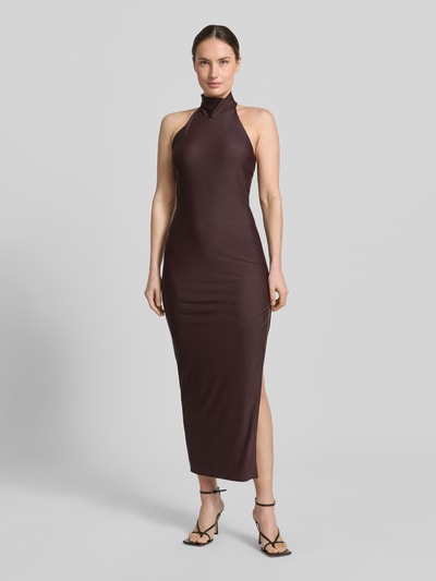 Modelka kobieca nosi Slim Fit Abendkleid mit Stehkragen von Laona, kolor bordowy, gładka tekstura, długość maxi, krój slim fit, zapięcie na kryty zamek, neckholder, długość tyłu w rozmiarze 36: 145 cm, szerokość w rozmiarze 36: 38 cm, widok całej sylwetki z przodu.