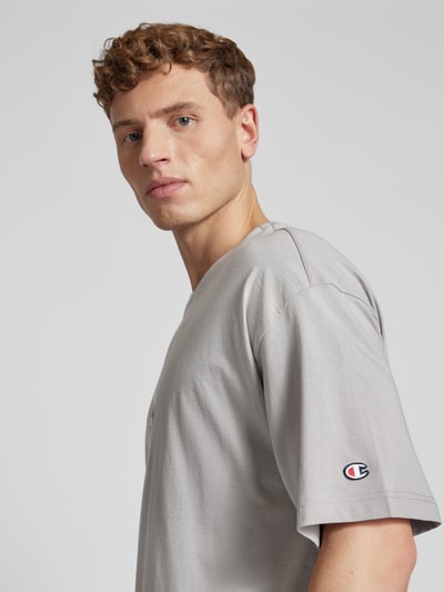 CHAMPION T-Shirt mit Logo-Stitching Hellgrau 3