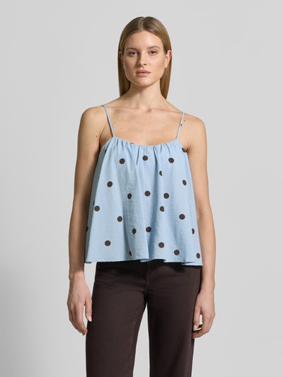 Frauenmodel trägt Blusentop mit tiefem Rundhalsausschnitt von Jake*s Casual aus Viskose-Baumwoll-Mix, Loose-Fit, Spaghettiträger, hellblau mit schwarzen Punkten, Rückenlänge bei Größe 36: 33 cm, Ganzkörperansicht von vorne.