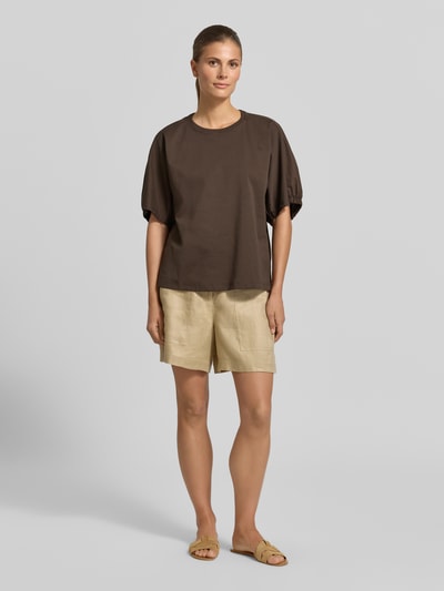 Modelka nosi T-shirt z okrągłym dekoltem CELLULA od MM by Max Mara, bawełna, krój relaxed fit, brązowy, przód, widok całej sylwetki