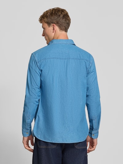 Männermodel trägt Slim Fit Freizeithemd aus reiner Baumwolle Modell 'ABEL' von Pepe Jeans in Hellblau mit glatter Textur, Ganzkörperansicht Rückansicht. Herren Freizeithemd von Pepe Jeans.