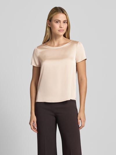 Frauenmodel trägt Bluse aus Satin mit Rundhalsausschnitt von Rinascimento, Material-Mix, Stretch, gerade Passform, kurzärmelig, Ganzkörperansicht von vorne.