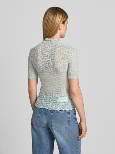 Vrouwenmodel draagt T-Shirt aus Spitze mit Stehkragen van Zero in lichtblauwe Katoenmix met stretch, slim fit, Ruglengte maat 36: 59 cm, geheel achteraanzicht