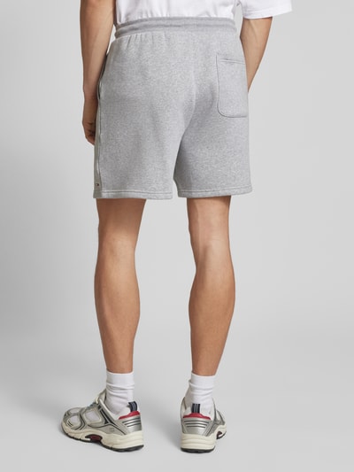 Tommy Jeans Regular fit sweatshorts van katoenmix met logostitching Lichtgrijs gemêleerd - 5