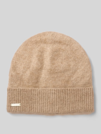 Produktfoto, Beanie aus reinem Kaschmir von Seeberger in hellem Beige mit breiter Krempe in Ripp-Optik und Label-Detail in metallic.