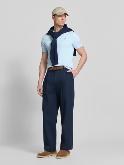 Männermodel trägt Slim Fit T-Shirt aus reiner Baumwolle von Polo Ralph Lauren in Optik: Unifarben, Strickoptik, Logo-Detail, Feinstrick, Rundhals, Kurzarm, gerippte Abschlüsse, Ganzkörperansicht von vorne.