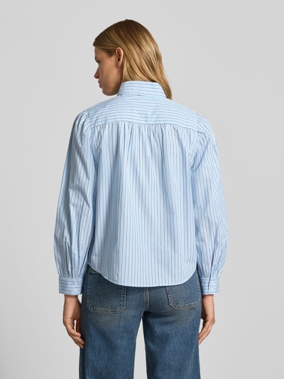 Frauenmodel trägt Regular Fit Langarmbluse aus reiner Baumwolle von Levi's® 300, hellblau mit feinen Streifen und glatter Textur, Ganzkörperansicht Rückansicht.
