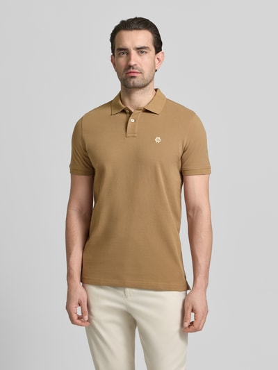 Mannelijk model draagt Slim Fit Poloshirt met Logo-Stitching van MCNEAL in lichtbruin, katoen, polokraag, voorkant hele lichaam.