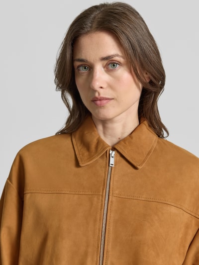 Frauenmodel trägt Bomberjacke aus Velours mit Eingrifftaschen von Jake*s Collection in Braun, Umlegekragen, Reißverschluss, Nahaufnahme Oberkörper