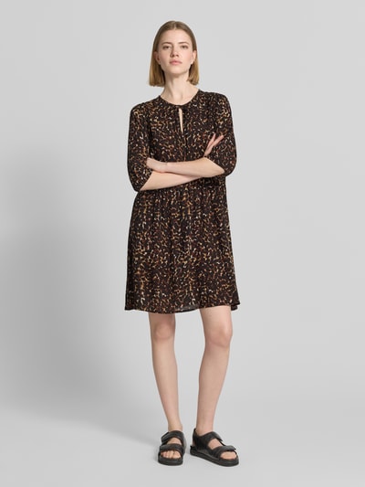 Frauenmodel trägt Minikleid aus Viskose im Allover-Look Modell 'MARRAKECH' von ICHI, A-Linie, dunkle Farben, Ganzkörperansicht von vorne. Rückenlänge bei Größe S: 34 cm, Brustweite: 35 cm, Ärmellänge: 37 cm.