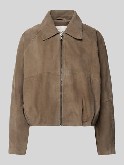 Produktfoto, Regular Fit Lederjacke aus echtem Ziegenvelours Modell 'Petra' von My Essential Wardrobe, krój regular fit, skóra kozia welurowa, wykładany kołnierz, zamek błyskawiczny, brązowy odcień, gładka struktura
