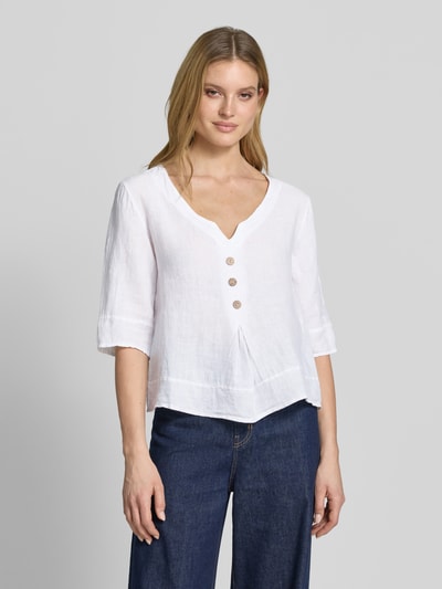 Modelka kobieca ma na sobie Regular Fit Bluzę z 3/4-rękawem model 'Ol44iviaa' od ZABAIONE, biały, guzik, len, widok z przodu, zdjęcie górnej części ciała