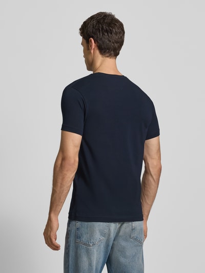 Männermodel trägt Slim Fit T-Shirt mit Rundhalsausschnitt von Tommy Hilfiger aus Baumwoll-Elasthan-Mix in Dunkelblau, Logo-Stickerei, Rückenlänge 69 cm, Ganzkörperansicht Rückansicht.