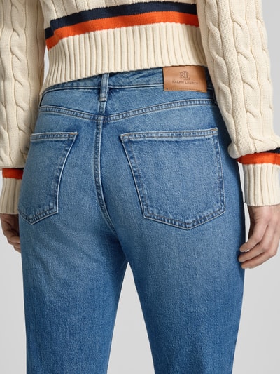 Vrouwenmodel draagt Straight Fit Jeans aus Baumwoll-Mix van Lauren Ralph Lauren in effen denim blauw met label patch, detailopname rugaanzicht.