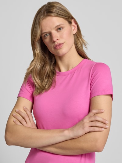 Frauenmodel trägt T-Shirt mit Rundhalsausschnitt Modell 'GIGI' von JJXX in Pink, Baumwoll-Elasthan-Mix, Nahaufnahme Oberkörper.
