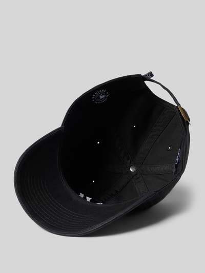 Produktfoto, Basecap aus reiner Baumwolle Modell 'NEYYAN' von '47 in Schwarz mit verstärktem Schirm, Luftlöchern und verstellbarem Verschluss.