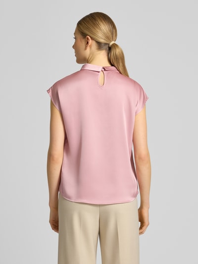 Vrouwenmodel draagt Blusenshirt uit satijn model 'Fleur' van Neo Noir, regular fit, met drapering en ronde hals, ruglengte maat 36: 58 cm, geheelopname rugaanzicht.