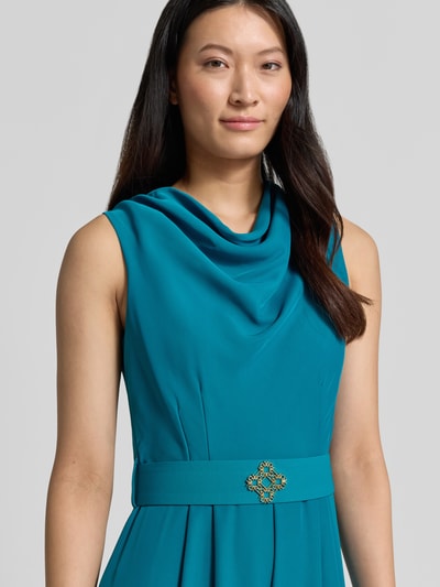 Frauenmodel trägt Jumpsuit mit Neckholder von Rinascimento in Petrol, Material-Mix mit Stretch-Anteil, taillierte Passform, Nahaufnahme Oberkörper.