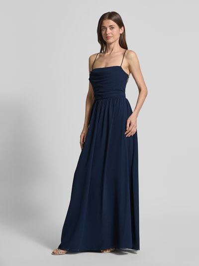 Frauenmodel trägt Abendkleid mit Rückenausschnitt von Laona in Dunkelblau mit Falten-Optik und taillierter Passform, Ganzkörperansicht von vorne. Rückenlänge bei Größe 36: 111 cm, Brustweite: 26 cm, Schnürverschluss.