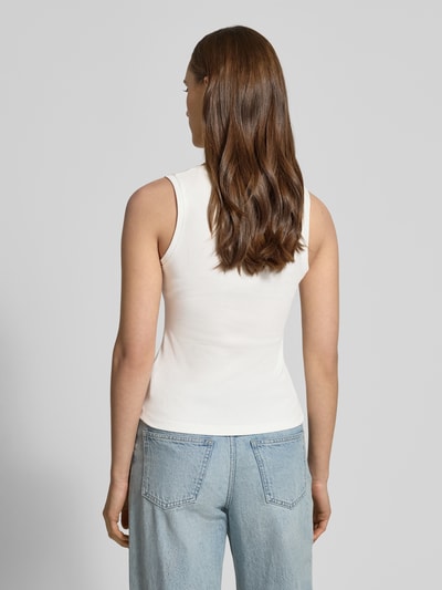 Vrouwenmodel draagt 'Slim Fit Tank Top aus Baumwoll-Mix' van Tommy Jeans in effen kleuren met logodetail, fijnrib, katoenmix, slim fit, brede bandjes, U-hals, geheellichaamsaanzicht rugaanzicht