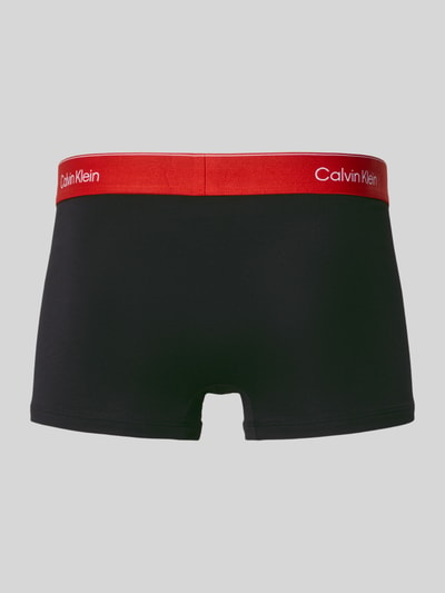 Produktfoto, Slim Fit Trunks mit Logo-Detail im 3er-Pack von Calvin Klein Underwear, schwarzer Baumwoll-Mix, roter Elastischer-Logo-Bund, Low-Rise-Fit